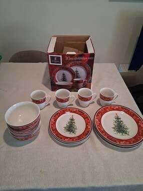 Gibson Home "Noel Nostalgia" 16-Piece Fine Ceramic Dinnerware Set